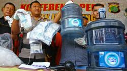 Polisi Bongkar Pemalsuan Air Mineral Kemasan Galon di Tangerang