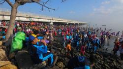 Aksi Ribuan Pelajar Bersih-Bersih Pantai Jembatan Suramadu