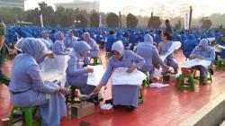 5.000 Perempuan Membatik dengan Canting Dapat Rekor MURI di Mabes TNI 