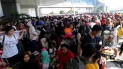 Ribuan Warga Palu Penuhi Bandara Mutiara Sis Al Jufri