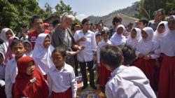 Kunjungi Korban Gempa Lombok, Bos IMF Sumbang Uang Rp2 Miliar