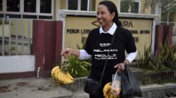 Menteri Rini Soemarno Borong Pisang di Pasar Tradisional Masambo Palu