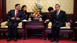 Menko Luhut Panjaitan Bertemu Menlu China Wang Yi di Beijing