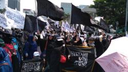 Massa Protes Pembakaran Bendera Berdatangan ke Kantor Kemenko Polhukam