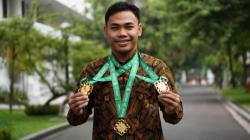 Juara Dunia Angkat Besi Eko Yuli Terima Bonus Rp250 Juta dari Jokowi