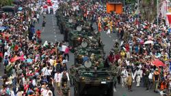 Barisan Panser Anoa Meriahkan Parade Surabaya Juang
