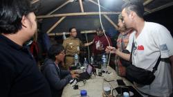Lihat Fasilitas Bundaran HI, Gubernur Anies Mampir ke Posko Pewarta Foto