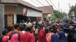 TKP Pembunuhan Satu Keluarga di Bekasi Jadi Tontonan Warga