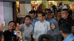 Presiden Jokowi Mampir ke Pasar Grosir Batik Setono Pekalongan
