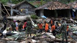 Tim SAR Gabungan Cari Korban Tsunami Lampung di Reruntuhan Bangunan