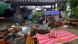 Vila-vila di Pantai Carita Hancur Dihantam Tsunami, Begini Suasananya