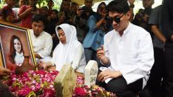 Ratusan Warga Iringi Pemakaman Dylan Sahara, Istri Ifan Seventeen