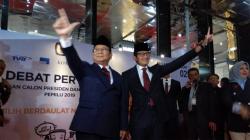 Tiba di Bidakara, Prabowo-Sandi Acungkan Salam Dua Jari