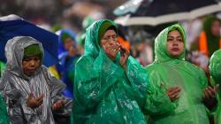 Di Bawah Guyuran Hujan, Ribuan Warga Hadiri Harlah ke-73 Muslimat NU