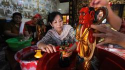 Jelang Imlek, Klenteng Hok An Kiong Gelar Ritual Cuci Patung Dewa