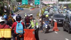 Nekat Buka, Puluhan Vila di Kawasan Puncak Bogor Disegel Satpol PP