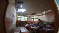 Potret Siswa SDN Mulyorejo 05 Belajar di Sekolah yang Rusak