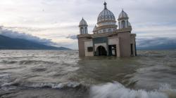 Cuaca Buruk, Gelombang Tinggi Terjang Pesisir Pantai Taman Ria Palu