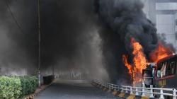 Massa Aksi Bakar Bus Brimob di Slipi