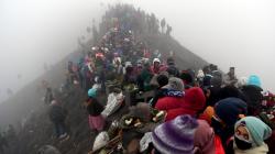 Warga Suku Tengger Gelar Upacara Yadnya Kasada di Gunung Bromo