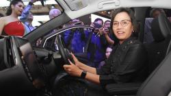Gaya Menkeu Sri Mulyani Naik Mobil Listrik di GIIAS 2019