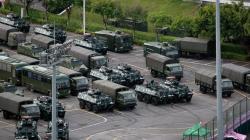 Deretan Kendaraan Militer China Berbaris di Perbatasan Hong Kong