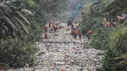 Pengangkutan Tumpukan Sampah di Kali Jambe Bekasi Butuh Waktu 4 Hari