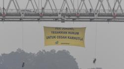 Pasang Spanduk Raksasa, Greenpeace Desak Jokowi Tegakkan Hukum Karhutla