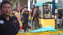 Densus 88 Geledah Rumah Kontrakan Terduga Pelaku Bom Bunuh Diri Mapolrestabes Medan