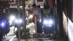 Kesal Motor Naik Trotoar, Pria Ini Halangi Jalan dengan Pasang Batu