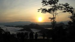 Melihat Keindahan Hamparan Awan dari Puncak Marano di Mamuju