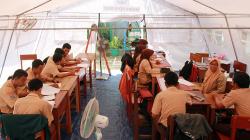 Bangunan Terancam Longsor, Murid Sekolah Khusus Tangsel Ujian di Tenda Darurat