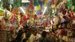 Pasar Asemka Dipenuhi Pernak-pernik Natal