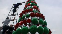 Unik, Pohon Natal Setinggi 5 Meter Ini Terbuat dari 250 Alat-Alat Rumah Tangga