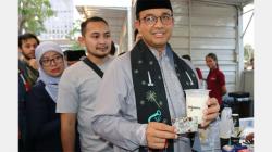 Momen Gubernur Anies Belanja Minuman dengan JakCard Bank DKI