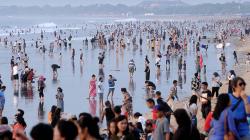 Liburan Akhir Tahun, Pantai Kuta Dipadati Ribuan Wisatawan