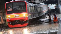 Banjir Jakarta, Pelayanan Rute KRL Commuter Line Jabodetabek Terganggu