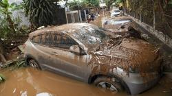 Banjir di Bintaro Surut, Mobil-Mobil Dipenuhi Lumpur