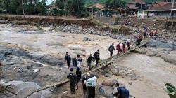 Jembatan Utama Sungai Cidurian Bogor Ambruk Diterjang Banjir Bandang