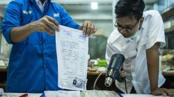 Begini Cara Petugas ANRI Merestorasi Arsip Keluarga Korban Banjir