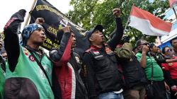 Demo di Cirebon, Driver Ojol Blokade Gerbang Balai Kota 