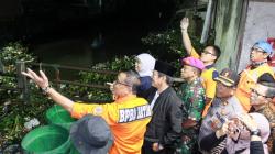 Sungai Buntung Sidoarjo Tertutup Sampah dan Eceng Gondok