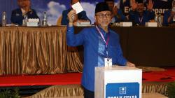 Momen Zulkifli Hasan-Mulfachri Harahap Berpelukan usai Insiden Lempar Kursi