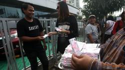 Rayakan Hari Valentine, Model Cantik Ini Bagikan Pods kepada Warga Jakarta