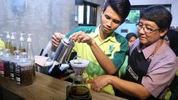 Penyandang Tunarungu dan Tunawicara Ikuti Pelatihan Barista di Surabaya