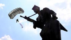 Atraksi Terjun Payung Free Fall Warnai HUT ke-59 Taifib Korps Marinir