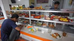 Warteg Ini Beri Makan Gratis bagi Pekerja Harian yang Terdampak COVID-19