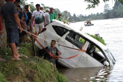 Mobil Terjungkal dari Atas Rakit di Sungai Konaweha, 3 Orang Meninggal