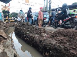 Perbaikan Drainase Jalan Puspiptek Tangsel Dimulai, Pengendara Diimbau Berhati-hati