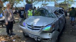 Pecah Ban, Avanza Ringsek usai Hantam Benteng Tambak Udang di Cikalong Tasikmalaya